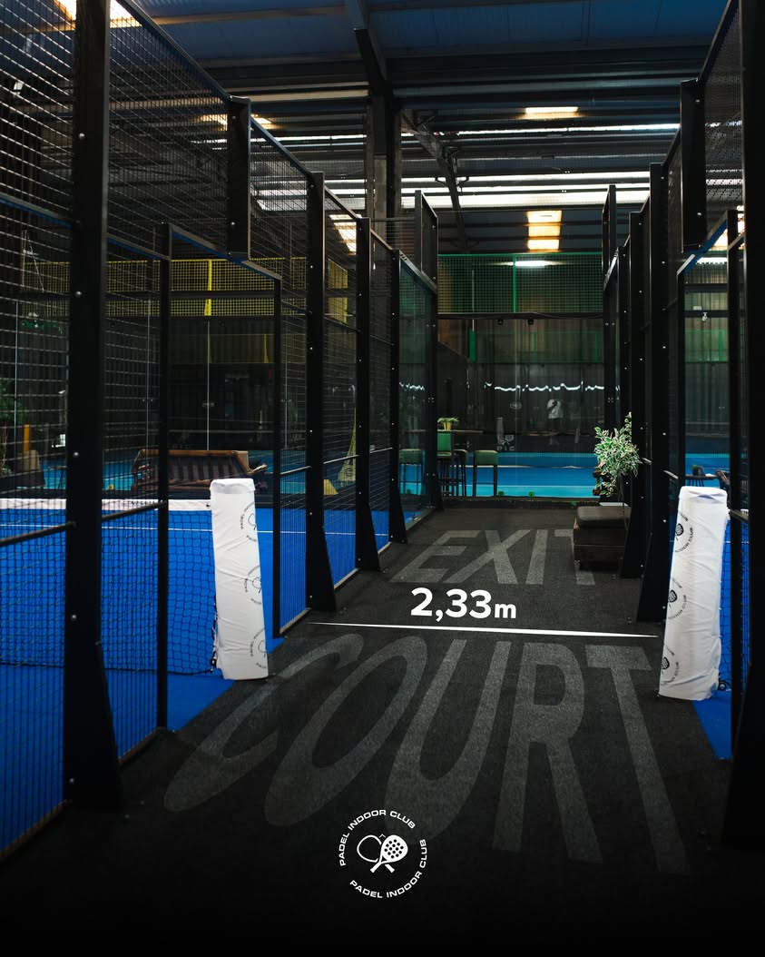 Απόσταση 2.33μ μεταξύ γηπέδων padel